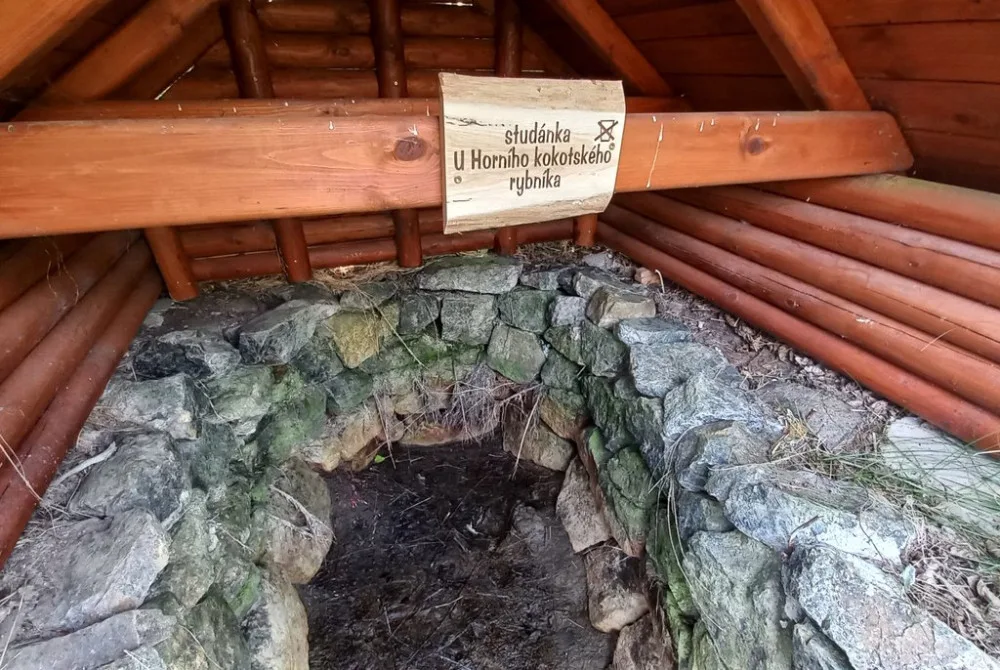 Lesnici obnovili tři studánky v lesích na Kokotsku, podél stezky je i ta s kuriozním názvem U Čůráčku