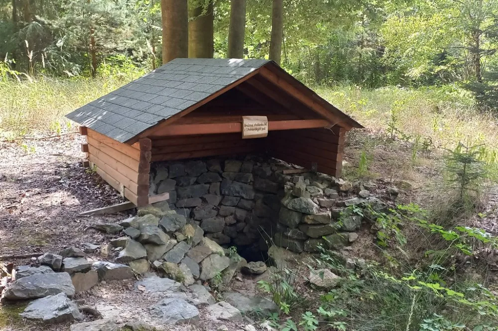 Lesnici obnovili tři studánky v lesích na Kokotsku, podél stezky je i ta s kuriozním názvem U Čůráčku