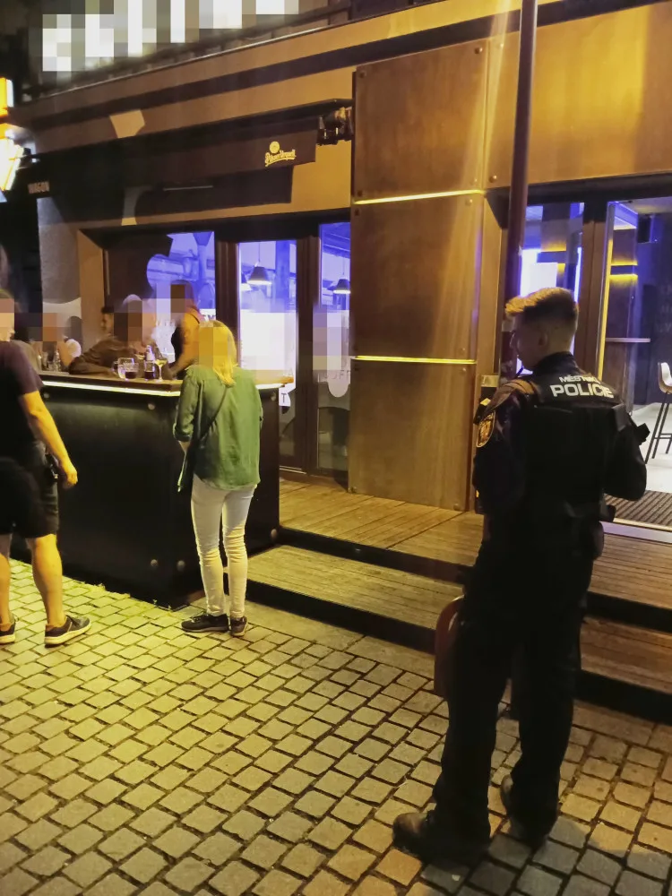 Lidé si často stěžují na rušení nočního klidu, sami ale volají policii až druhý den