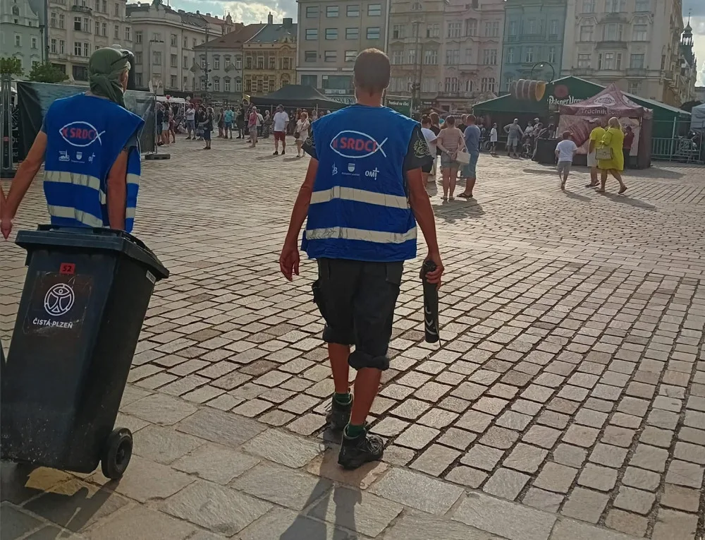 Bezdomovci pomáhají devět dní s úklidem a tříděním odpadu při festivalu v centru města díky novému projektu