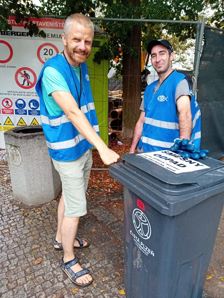 Bezdomovci pomáhají devět dní s úklidem a tříděním odpadu při festivalu v centru města díky novému projektu