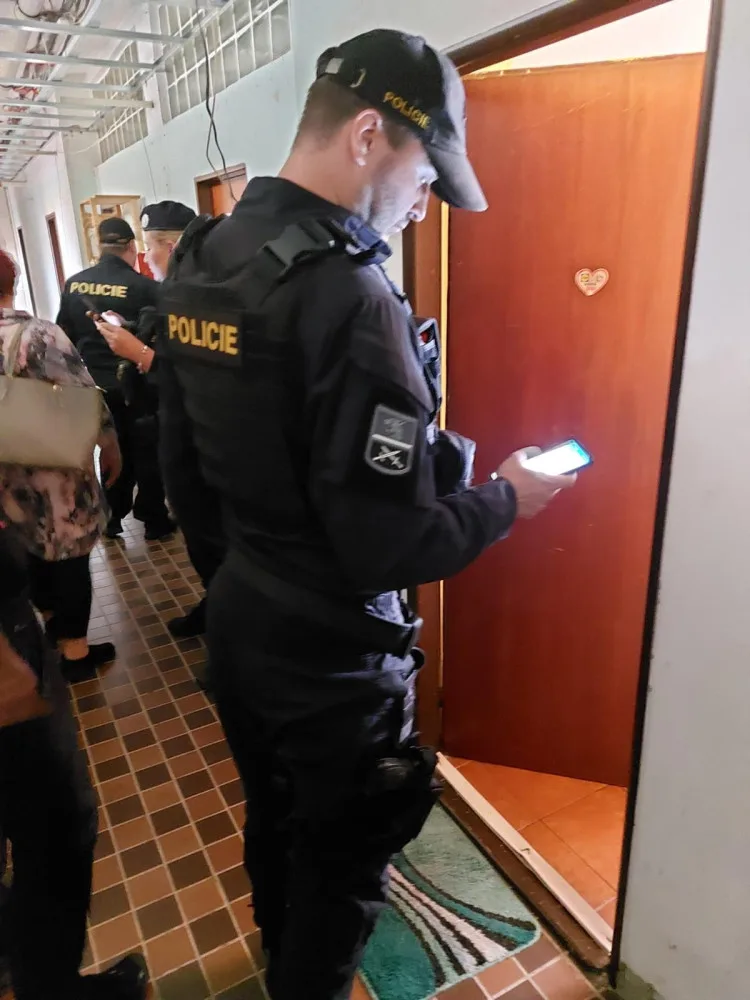 Cizinecká policie si posvítila na ubytovny i noční kluby, zkontrolovali stovky lidí a odhalili řadu přestupků