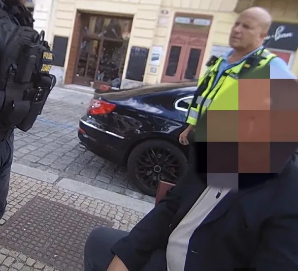 Řidič se bezstarostně projížděl pěší zónou v centru města, situace ale byla mnohem vážnější