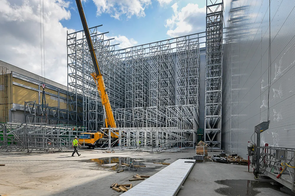 Pivovar buduje druhou část automatizovaného gigantického skladu. Po dokončení pojme 50 milionů piv