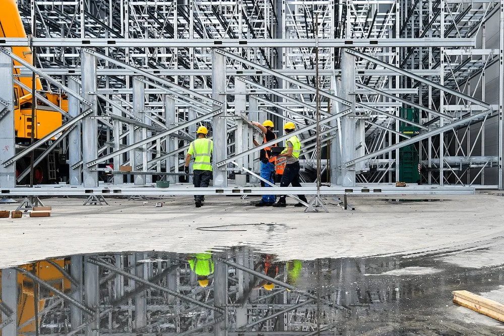 Pivovar buduje druhou část automatizovaného gigantického skladu. Po dokončení pojme 50 milionů piv