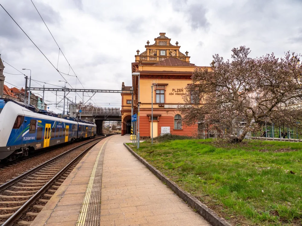 Památkově chráněná nádražní budova z roku 1921 projde rekonstrukcí za 85 milionů korun. Práce začnou ještě letos