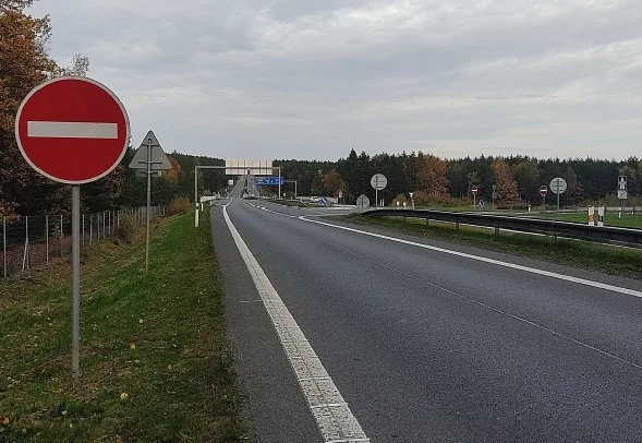 Dva mosty nad dálnicí D5 se budou opravovat až do konce října na silnici I/26 poblíž Sulkova u Plzně