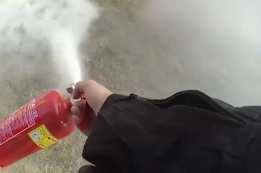 VIDEO: Starší ženě se vymklo pálení plevele u rodinného domu, následný požár hasili policisté