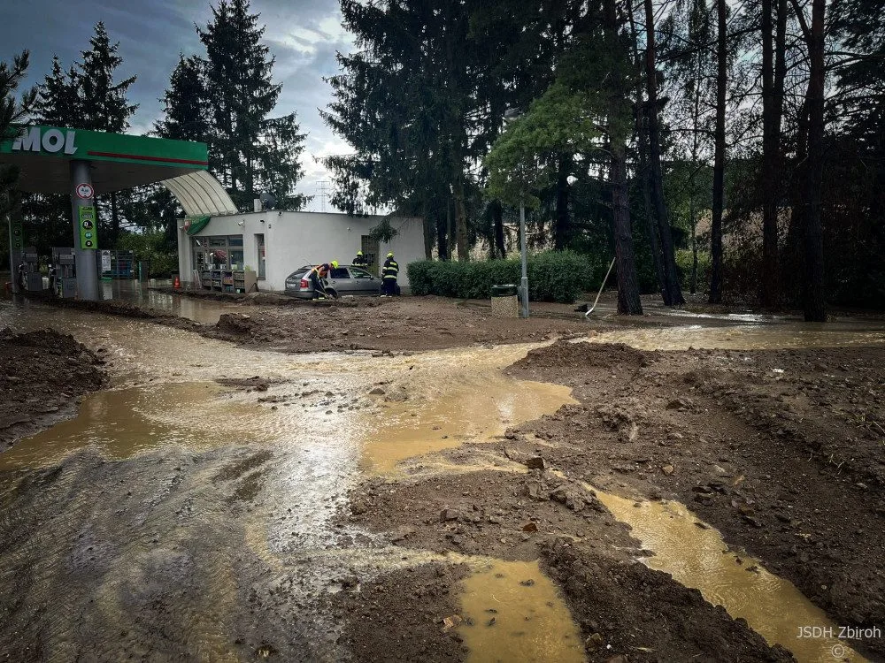 Zbiroh sečetl škody po bleskové povodni, kdy tam spadlo rekordní množství srážek
