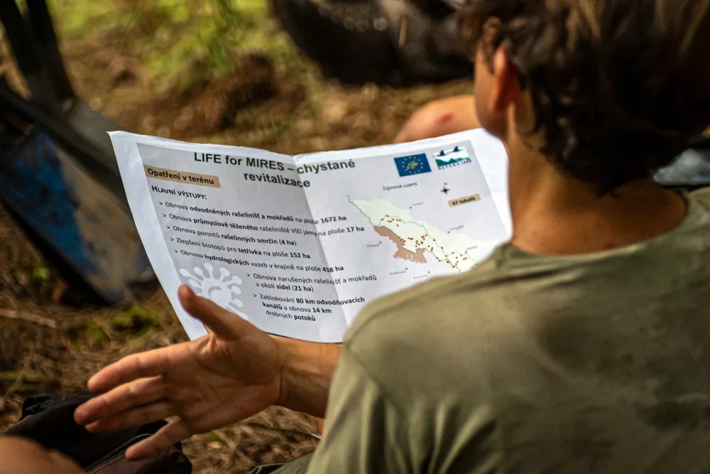 Desítky dobrovolníků pomáhaly s obnovou mokřadů a rašelinišť v Národním parku Šumava