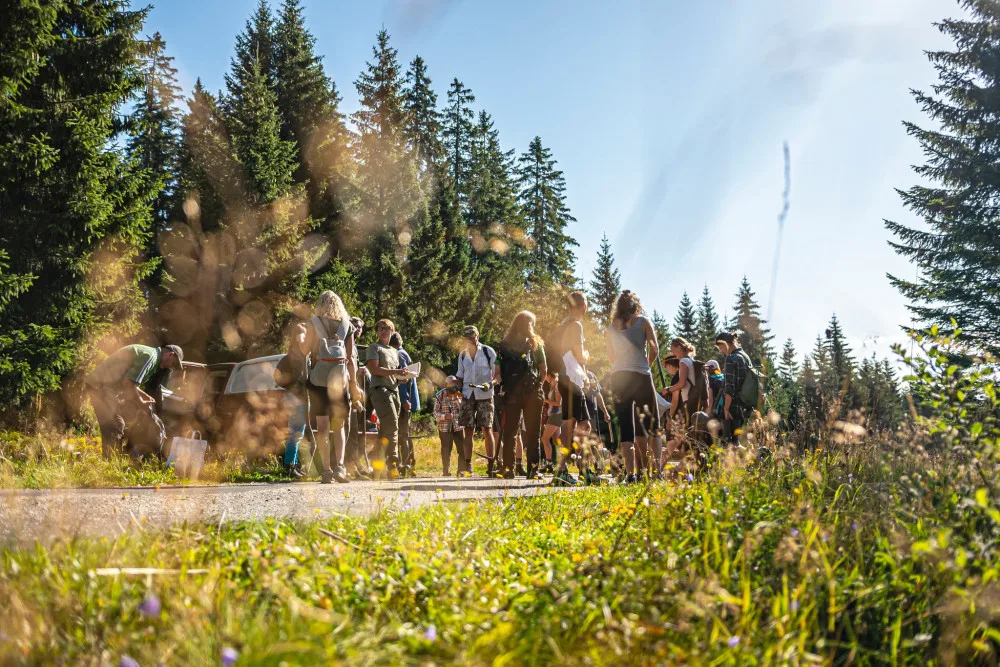 Desítky dobrovolníků pomáhaly s obnovou mokřadů a rašelinišť v Národním parku Šumava