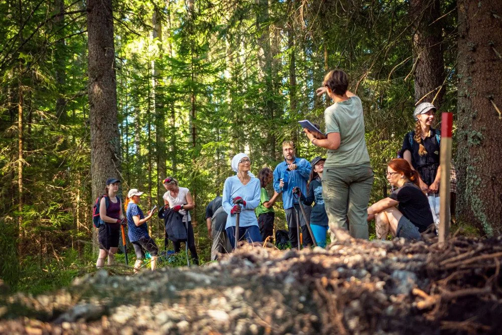 Desítky dobrovolníků pomáhaly s obnovou mokřadů a rašelinišť v Národním parku Šumava