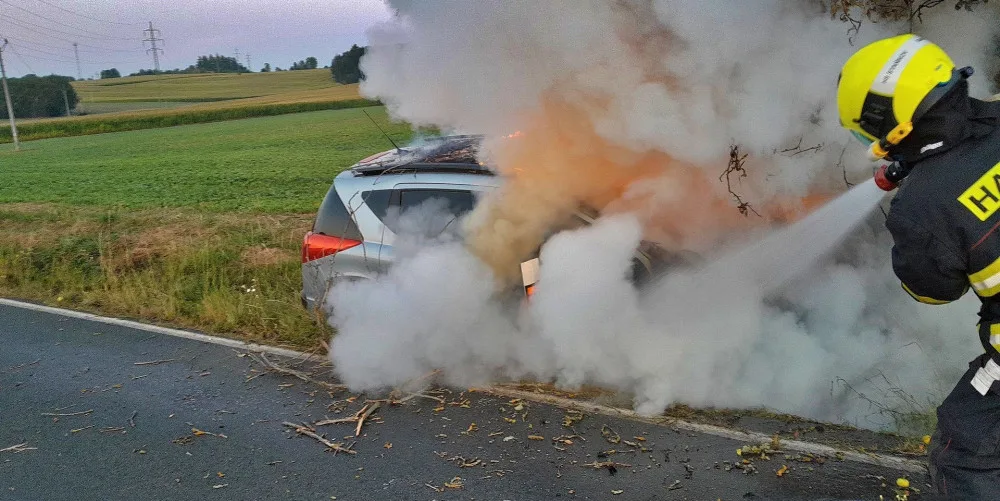 Osobák vylétl ze silnice, narazil do stromu a začal hořet, řidič skončil v nemocnici