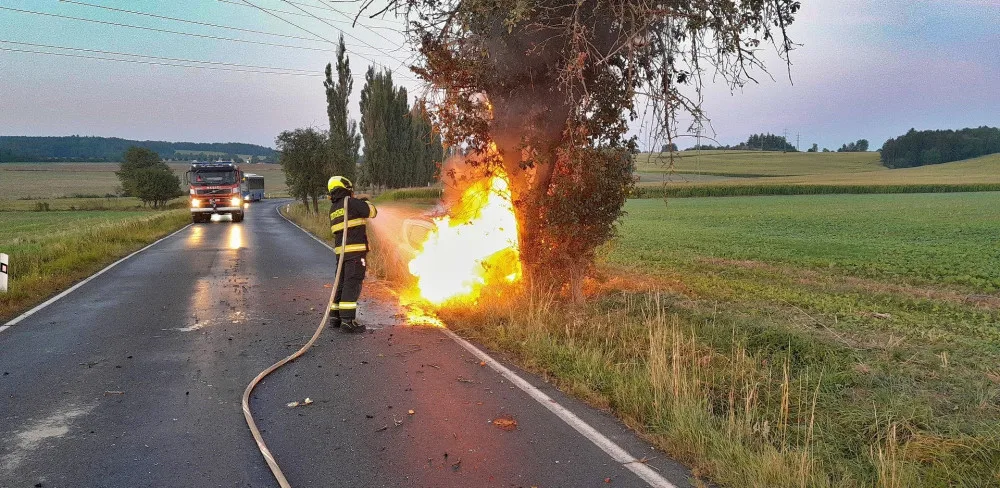 Osobák vylétl ze silnice, narazil do stromu a začal hořet, řidič skončil v nemocnici