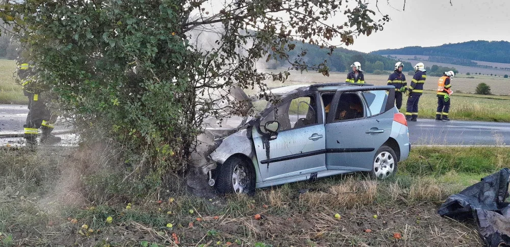 Osobák vylétl ze silnice, narazil do stromu a začal hořet, řidič skončil v nemocnici
