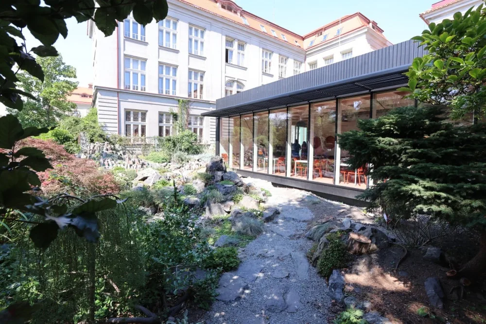 Plzeňské Mikulášské gymnázium má na zahradě novou jídelnu za 30 milionů korun.