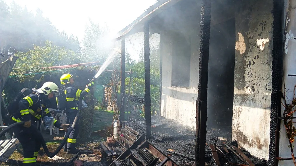 Hasiči likvidovali požár v chatové oblasti. Plameny způsobily škodu za 1,2 milionu korun