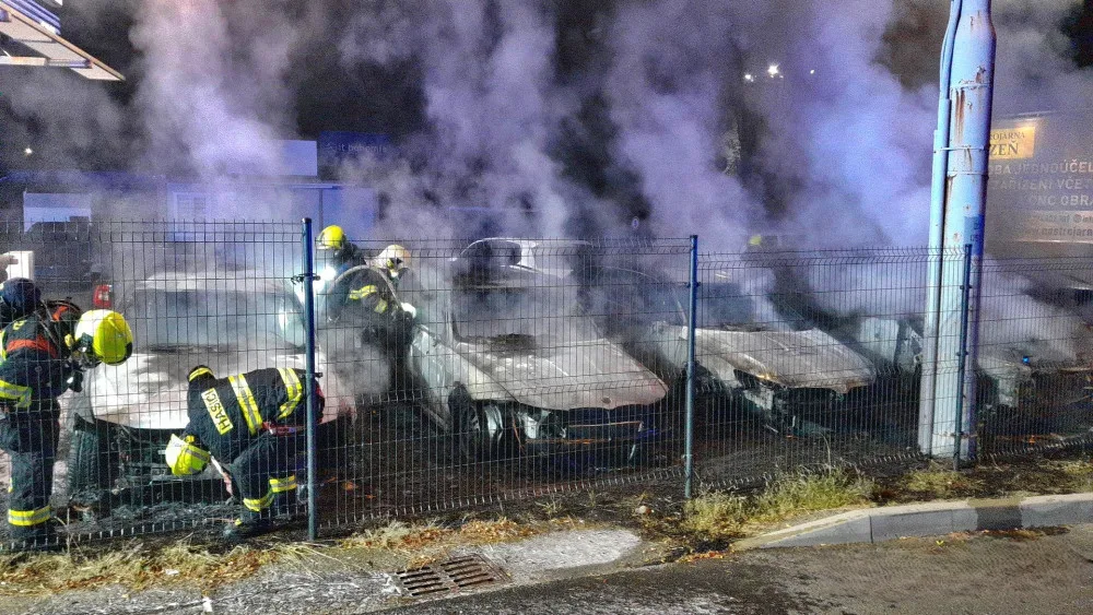 Šest luxusních vozů lehlo popelem, útok na autobazar má na svědomí žhář