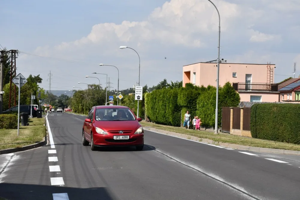 Řidičům už slouží opravený průtah Radčicemi, silnici dříve poškodila stavba nedalekého obchvatu