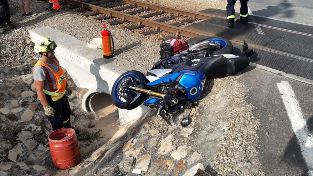 Motorkář nerespektoval světelné signalizační zařízení u železničního přejezdu a srazil ho projíždějící vlak