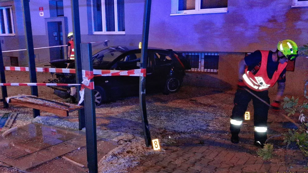 Osobák nejdříve narazil do stromu a pak vletěl do prosklené zastávky MHD, kterou zdemoloval