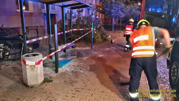 Osobák nejdříve narazil do stromu a pak vletěl do prosklené zastávky MHD, kterou zdemoloval