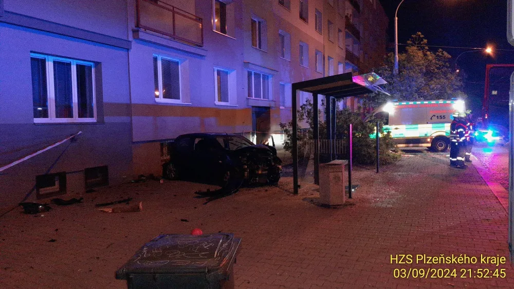 Osobák nejdříve narazil do stromu a pak vletěl do prosklené zastávky MHD, kterou zdemoloval
