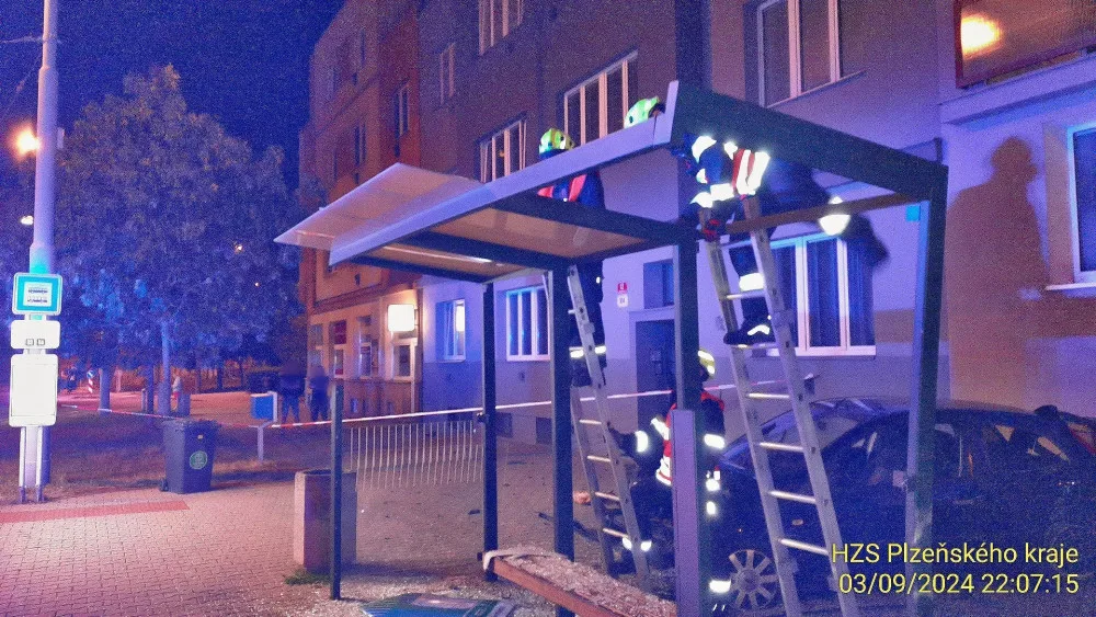Osobák nejdříve narazil do stromu a pak vletěl do prosklené zastávky MHD, kterou zdemoloval