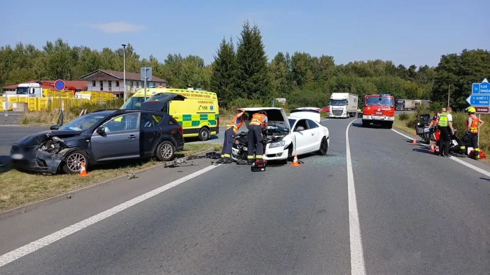 Pět osob utrpělo zranění při střetu dvou osobních automobilů a dvou motocyklů nedaleko od hranice se SRN