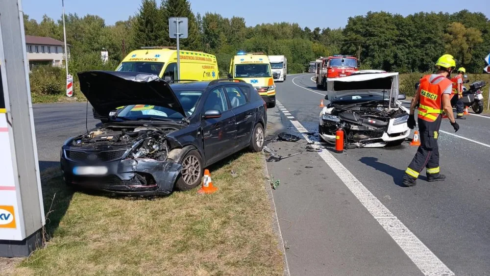 Pět osob utrpělo zranění při střetu dvou osobních automobilů a dvou motocyklů nedaleko od hranice se SRN