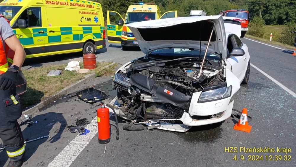 Pět osob utrpělo zranění při střetu dvou osobních automobilů a dvou motocyklů nedaleko od hranice se SRN