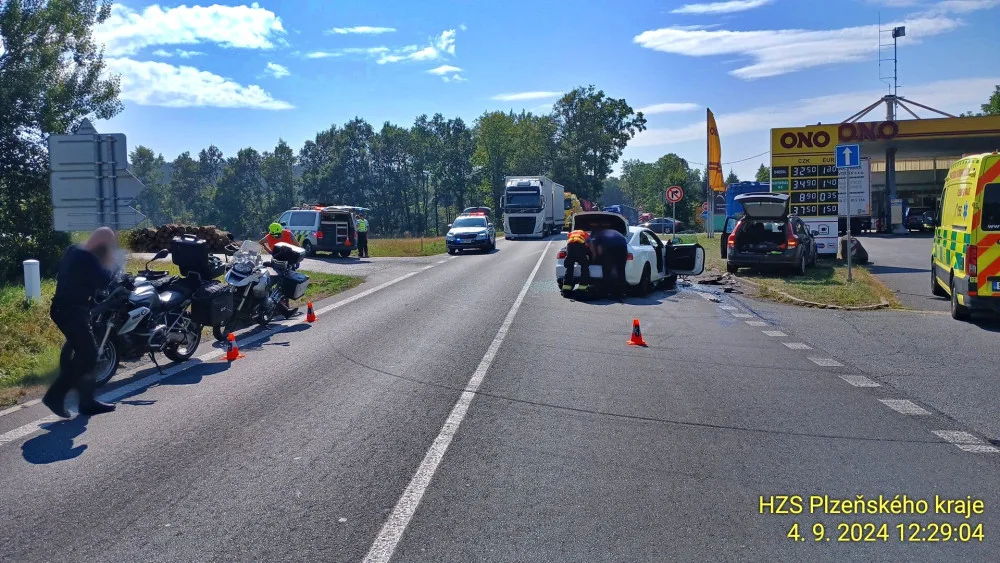 Pět osob utrpělo zranění při střetu dvou osobních automobilů a dvou motocyklů nedaleko od hranice se SRN