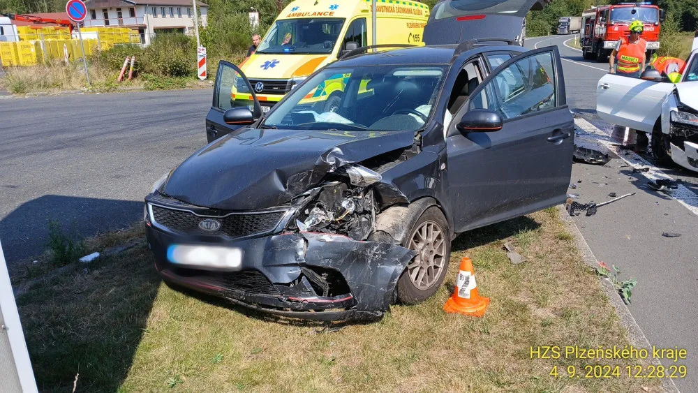 Pět osob utrpělo zranění při střetu dvou osobních automobilů a dvou motocyklů nedaleko od hranice se SRN