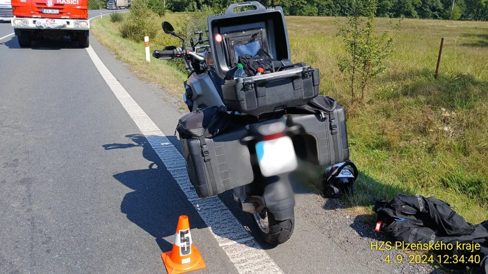 Pět osob utrpělo zranění při střetu dvou osobních automobilů a dvou motocyklů nedaleko od hranice se SRN