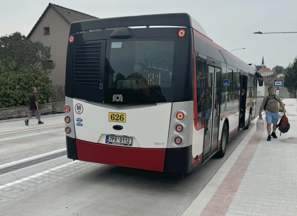 Nové chodníky i osvětlený přechod, další zastávky MHD jsou o něco bezpečnější