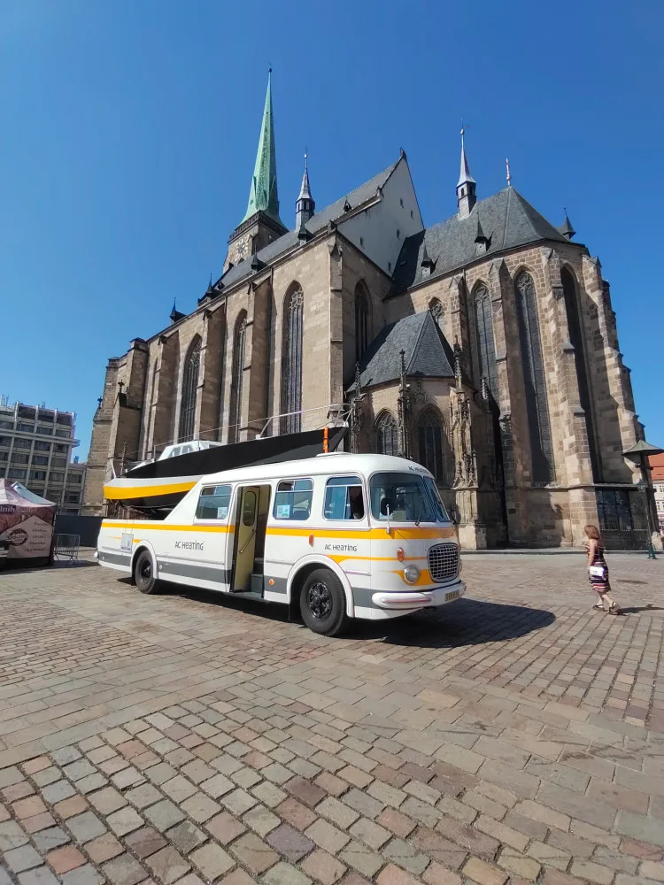 Partička nadšenců dala znovu dohromady speciální autobus RTO, který uveze na střeše plachetnici