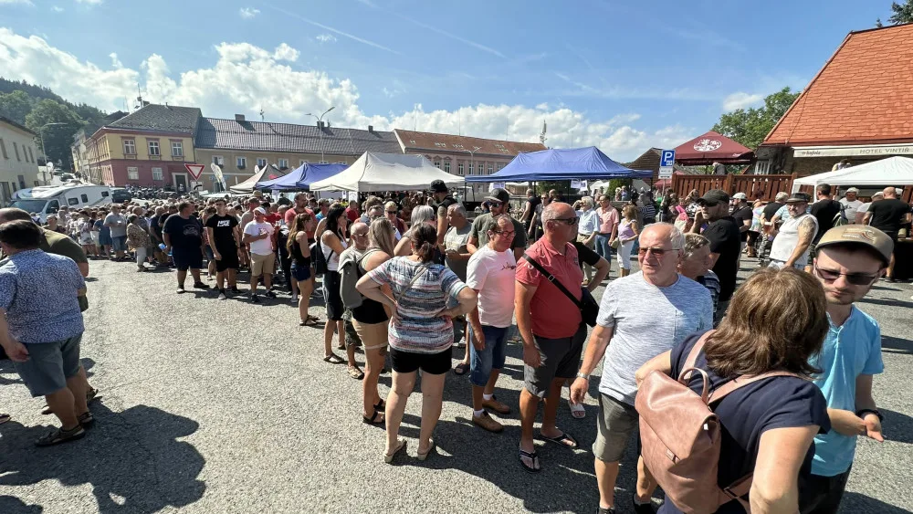 Obrovské davy návštěvníků vzaly útokem Mistrovství Šumavy v opékání prasat. A bylo co ochutnávat