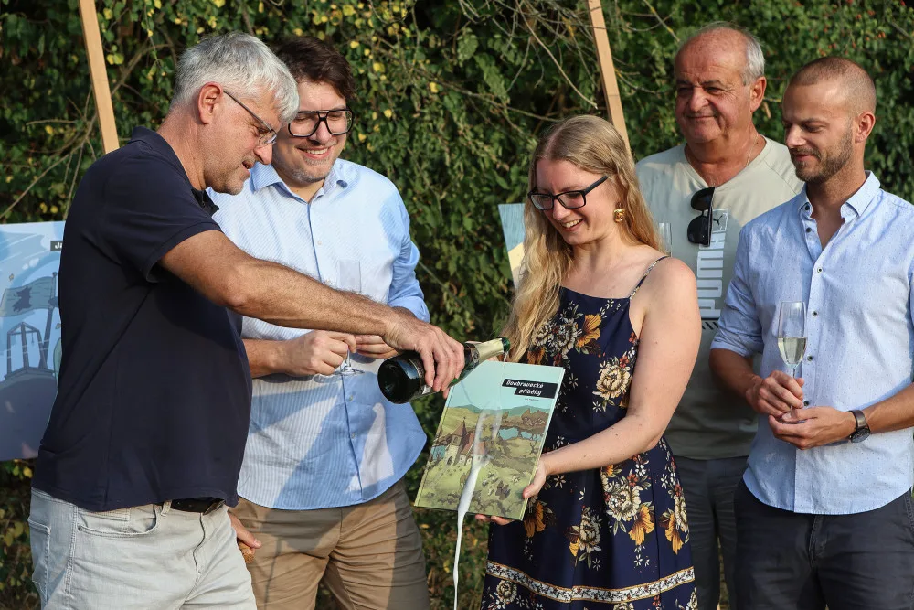 Příběhy z plzeňské městské části Doubravka ožily v komiksu. Čtyřka na nich spolupracovala se studenty ZČU