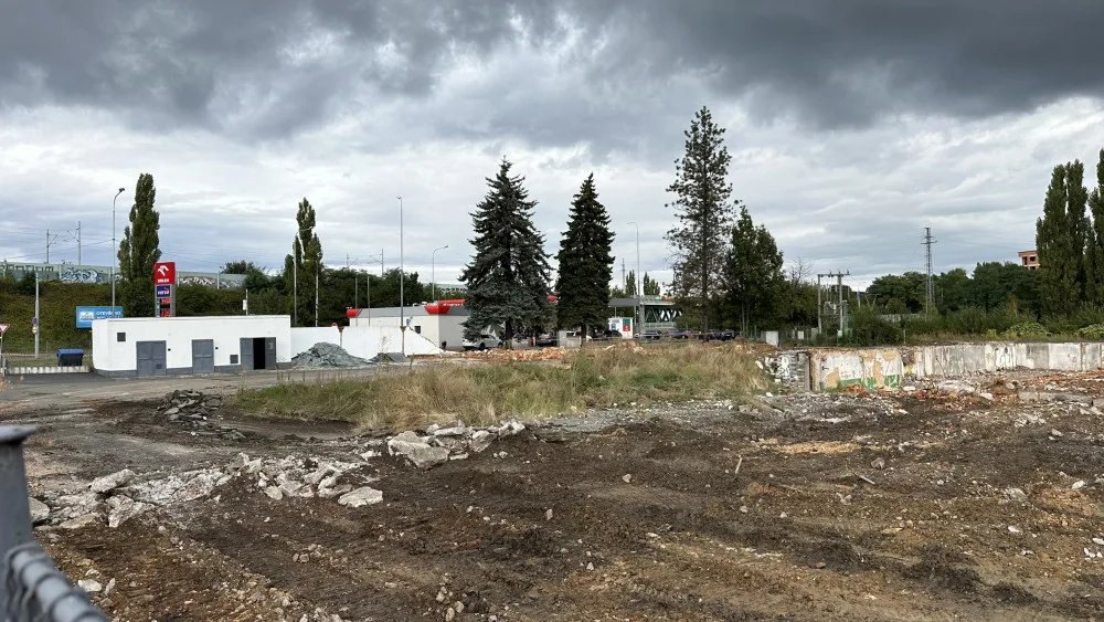 Ostudné Skleněné peklo je už minulostí. Z areálu kolem největší černé stavby zmizely i další objekty