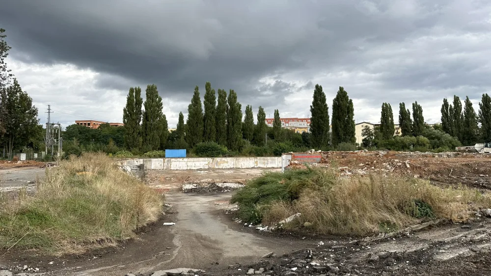Ostudné Skleněné peklo je už minulostí. Z areálu kolem největší černé stavby zmizely i další objekty