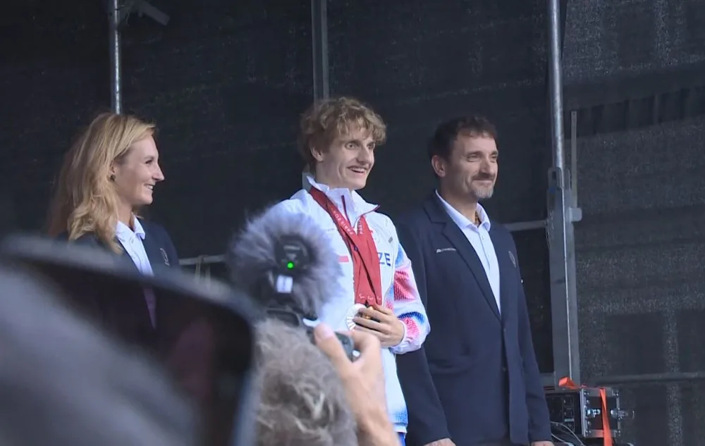 Nevidomý plavec a hrdina paralympiády přivezl ukázat kompletní sadu medailí, Davida Kratochvíla vítaly stovky lidí