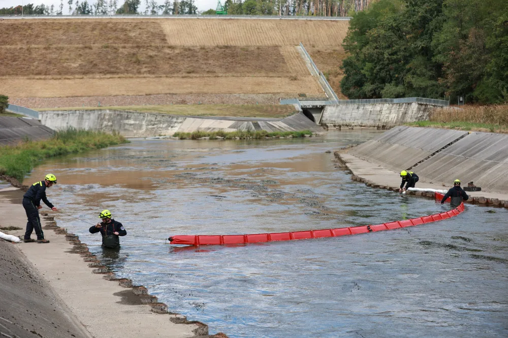 Hasiči s odborníky nacvičovali na Hracholuskách únik ropných látek, přehrada letos slaví 60. výročí