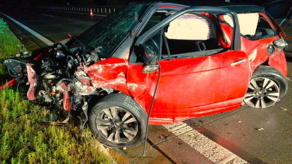 Řidička BMW na dálnici smetla devatenáctiletého řidiče, který vystoupil z havarovaného vozu. Nehodu nepřežil
