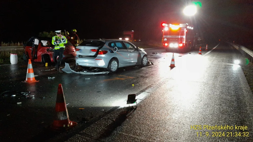 Řidička BMW na dálnici smetla devatenáctiletého řidiče, který vystoupil z havarovaného vozu. Nehodu nepřežil