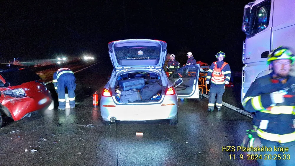 Řidička BMW na dálnici smetla devatenáctiletého řidiče, který vystoupil z havarovaného vozu. Nehodu nepřežil