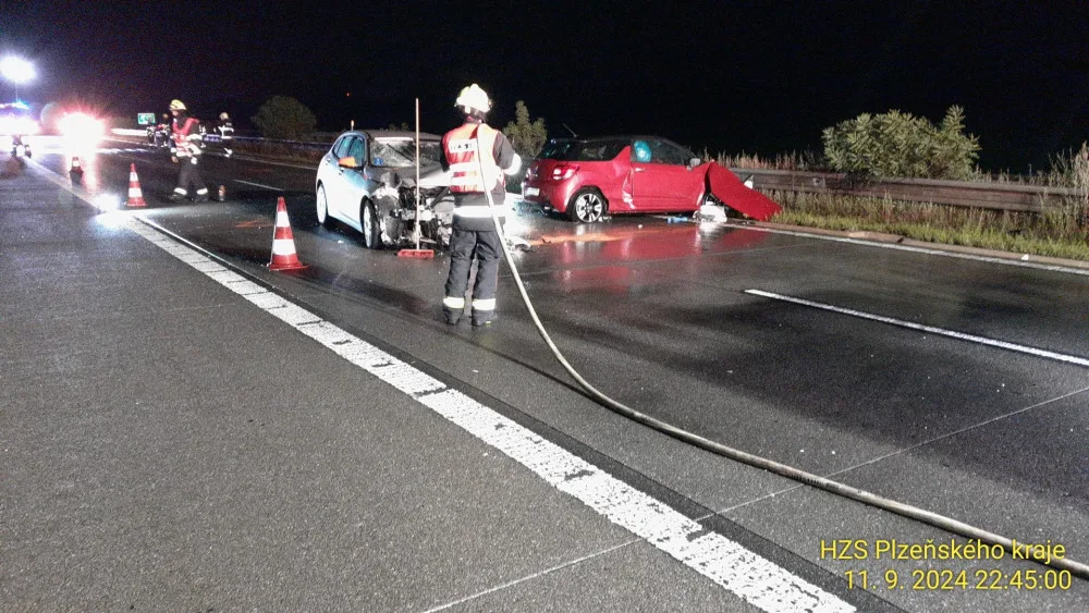 Řidička BMW na dálnici smetla devatenáctiletého řidiče, který vystoupil z havarovaného vozu. Nehodu nepřežil