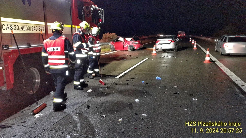 Řidička BMW na dálnici smetla devatenáctiletého řidiče, který vystoupil z havarovaného vozu. Nehodu nepřežil