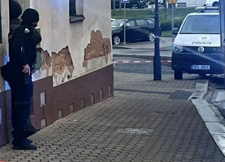 Přestřelka mezi ozbrojeným mužem a policií. Výsledkem je jeden zraněný