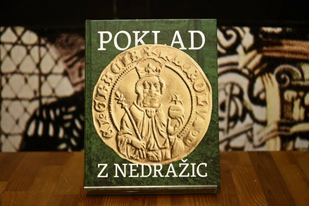 Při procházce se psem našli stovky mincí z doby Karla IV., podrobnosti o nálezu odhaluje nová kniha