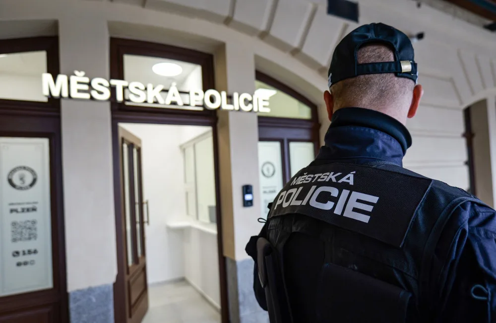 Strážníci mají k dispozici novou služební místnost na hlavním nádraží, město si od toho slibuje vyšší bezpečnost v okolí